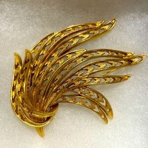 Vintage signed Monet gold toned metal wheat brooch harvest marked pin